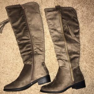 NWOT Top Moda faux suede tassel tall boots.